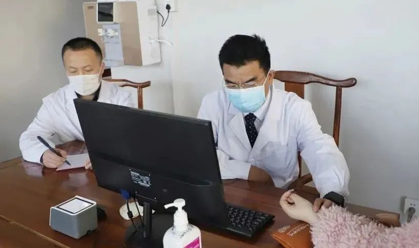 上新了 新中醫(yī) | 新中醫(yī)慢病診療中心揭牌儀式暨義診活動”在白銀市第一人民醫(yī)院舉行