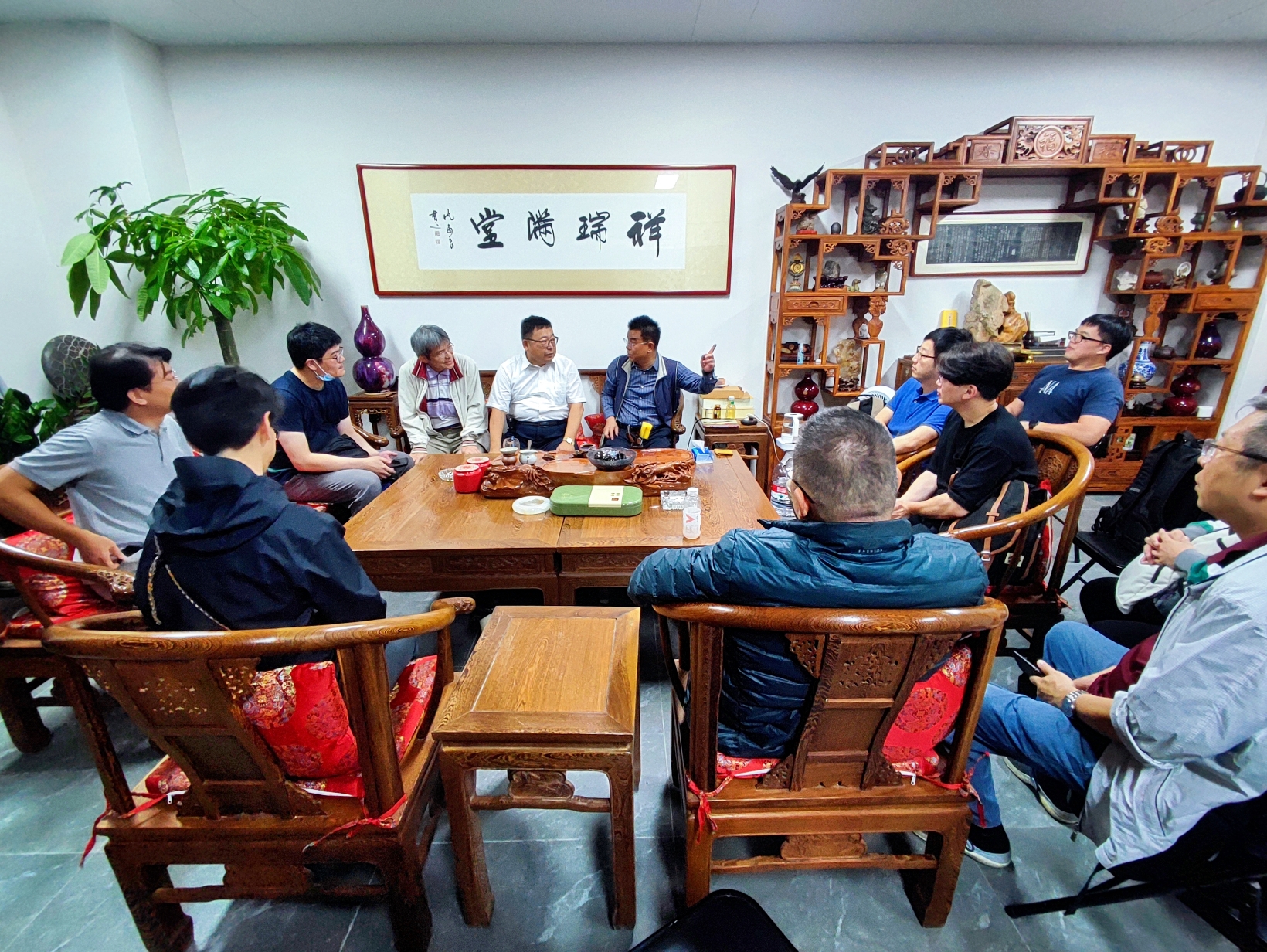 臺(tái)灣中醫(yī)學(xué)會(huì)會(huì)長(zhǎng)高宗桂率團(tuán)隊(duì)來(lái)南京新中醫(yī)學(xué)研究院考察交流